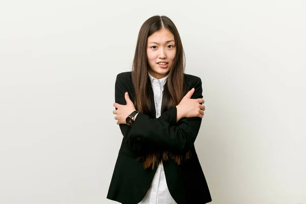 Young Pretty Chinese Business Woman Going Cold Due Low Temperature — Stock Photo, Image