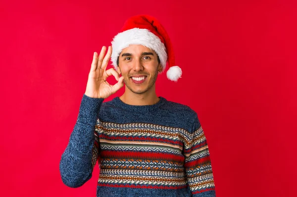 Jeune Homme Jour Noël Étirant Les Bras Position Détendue — Photo