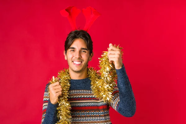 Jovem segurando um presente no dia de Natal — Fotografia de Stock