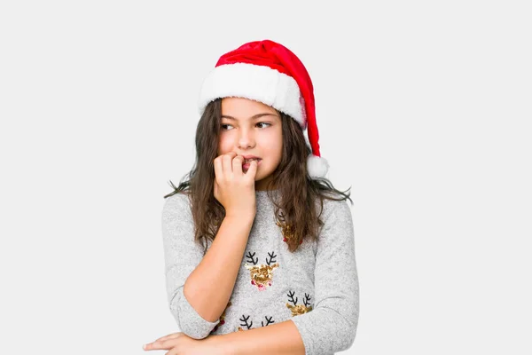 Маленька Дівчинка Святкує Різдвяний День Кусає Нігті Нервує Дуже Тривожно — стокове фото