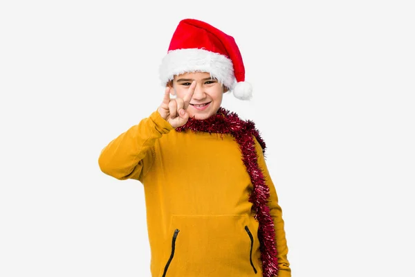 Mały Chłopiec Świętujący Boże Narodzenie Odosobnionym Kapeluszu Mikołaja Pokazującym Gest — Zdjęcie stockowe