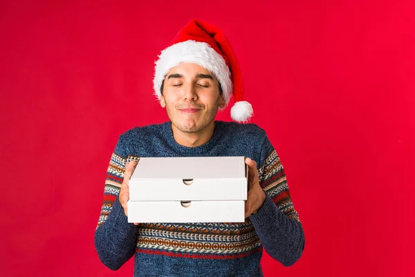 Молодой человек держит подарок на Рождество — стоковое фото