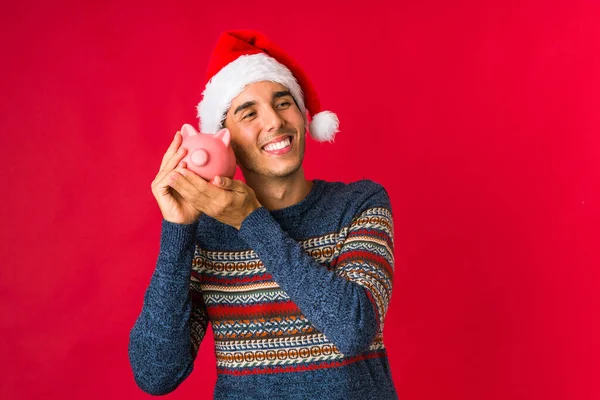 Joven sosteniendo un regalo en el día de Navidad — Foto de Stock