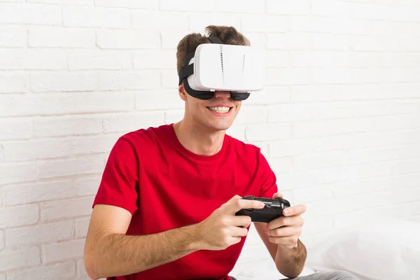 Adolescente Caucasiano Homem Usando Óculos Realidade Virtual Controlador Jogo — Fotografia de Stock