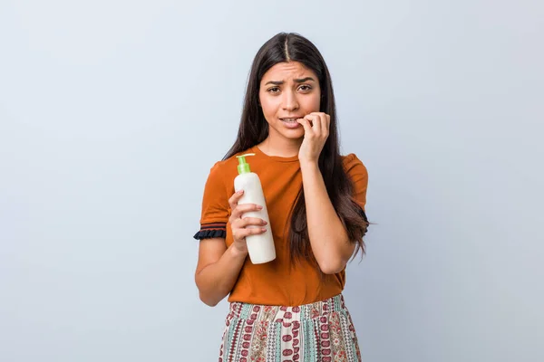 Ung Arabisk Kvinna Som Håller Grädde Flaska Bita Naglar Nervös — Stockfoto