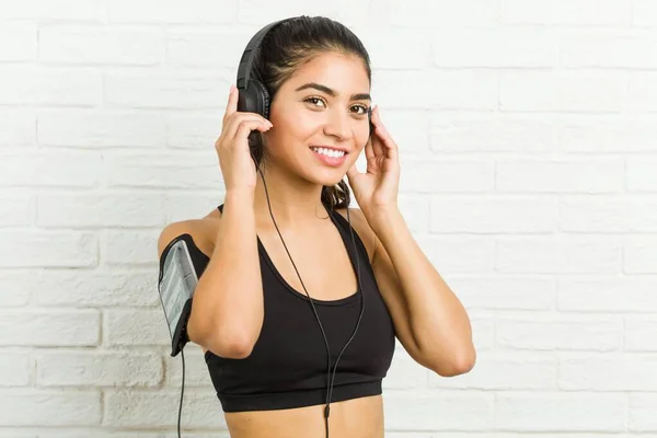 Junge Arabische Sportliche Frau Hört Musik — Stockfoto