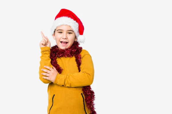 Kleiner Junge Feiert Weihnachten Mit Weihnachtsmütze Lächelt Fröhlich Und Zeigt — Stockfoto