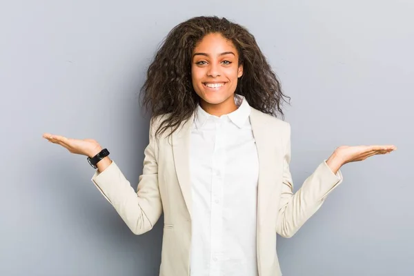 Genç Afro Amerikan Kadını Kollarıyla Ölçek Yapıyor Mutlu Kendinden Emin — Stok fotoğraf
