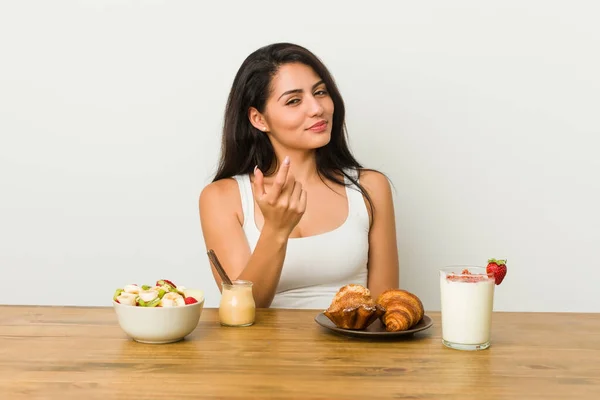 Young Curvy Woman Taking Breakfast Pointing Finger You Inviting Come — Stock Photo, Image
