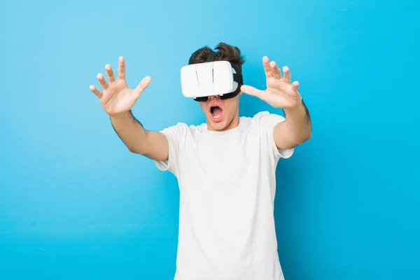 Adolescente Caucasiano Homem Usando Óculos Realidade Virtual — Fotografia de Stock