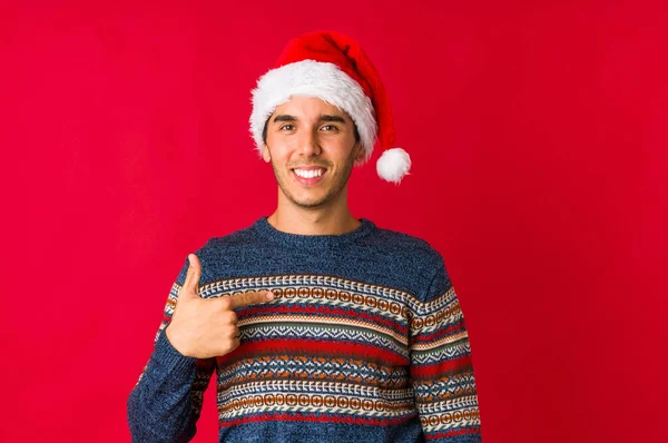 Ein Junger Mann Hält Heiligabend Kopierplatz Auf Einer Handfläche Hält — Stockfoto