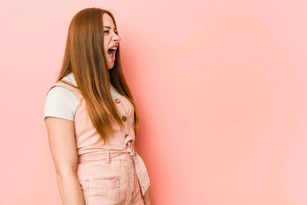 Jovem Mulher Ruiva Com Sardas Gritando Direção Espaço Cópia — Fotografia de Stock