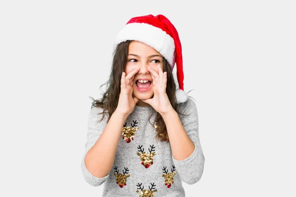 Menina Comemorando Dia Natal Gritando Animado Para Frente — Fotografia de Stock