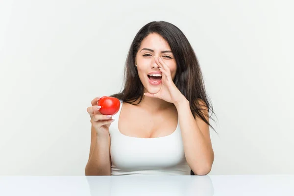 Junge Hispanische Frau Hält Eine Tomate Der Hand Und Schreit — Stockfoto