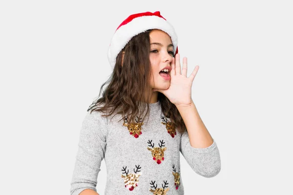 Menina Comemorando Dia Natal Gritando Segurando Palma Perto Boca Aberta — Fotografia de Stock