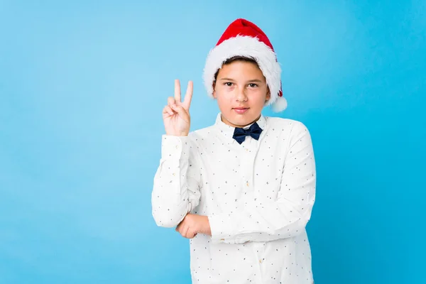 Criança elegante usando um chapéu de Papai Noel em um dia de Natal — Fotografia de Stock