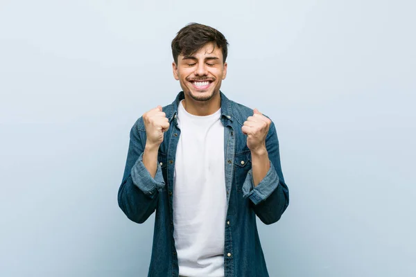 Ung Latinamerikansk Cool Man Höja Knytnäve Känna Sig Glad Och — Stockfoto