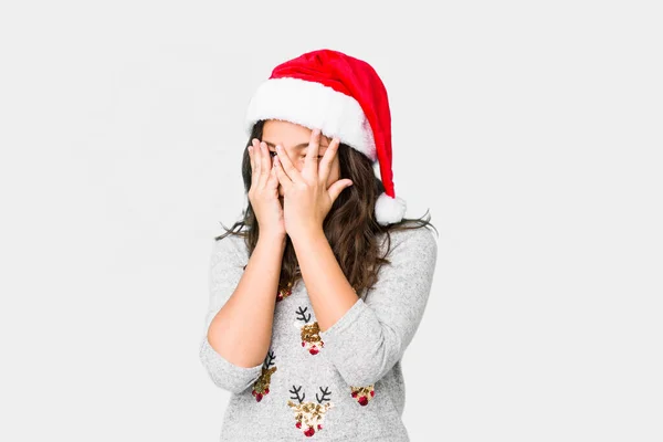 Bambina Che Celebra Giorno Natale Lampeggia Attraverso Dita Spaventate Nervose — Foto Stock