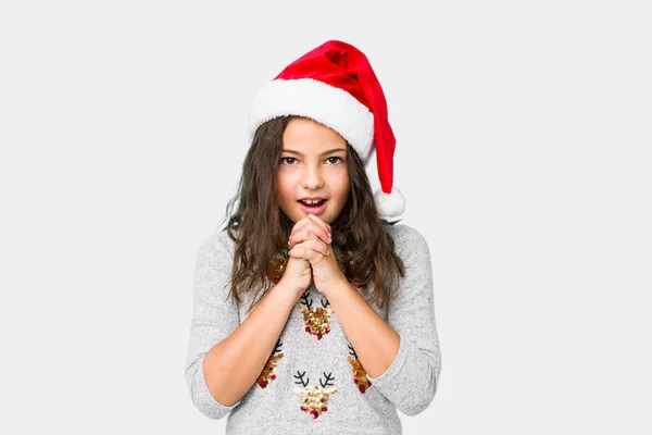 Menina Comemorando Dia Natal Rezando Por Sorte Espantado Boca Aberta — Fotografia de Stock