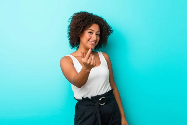 Jovem Afro Americana Apontando Com Dedo Para Você Como Convidando — Fotografia de Stock