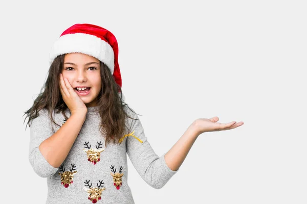 Menina Que Celebra Dia Natal Mantém Espaço Cópia Uma Palma — Fotografia de Stock