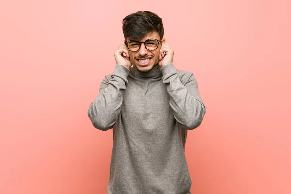 Mladý Chytrý Student Muž Zakrývá Uši Rukama — Stock fotografie