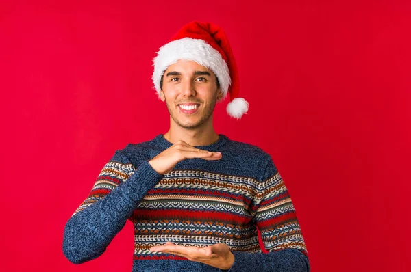 Jovem Dia Natal Pisca Olho Segura Gesto Com Mão — Fotografia de Stock