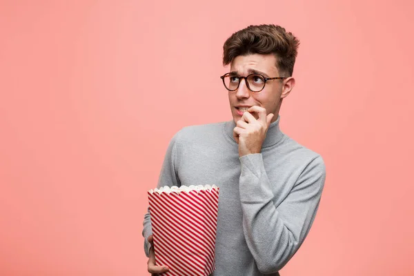 Ung Intellektuell Man Med Popcorn Hink Jublande Bekymmerslös Och Upphetsad — Stockfoto