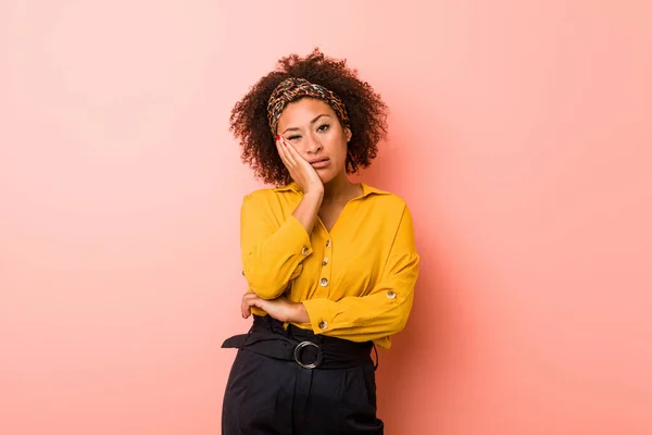 Young African American Woman Pink Background Who Bored Fatigued Need — Stock Photo, Image