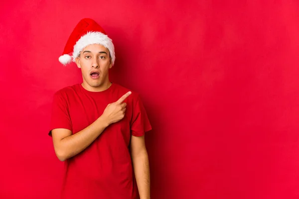 Jovem Dia Natal Apontando Para Lado — Fotografia de Stock