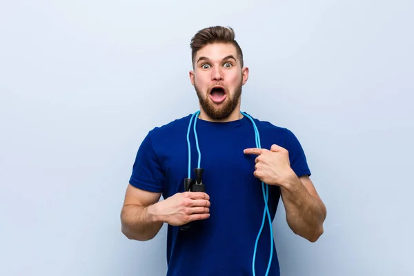 Joven Deportista Caucásico Con Una Cuerda Salto Sorprendido Señalándose Mismo — Foto de Stock