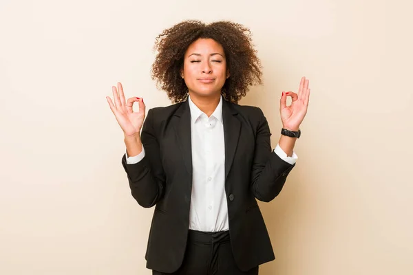 Jong Bedrijf Afrikaanse Amerikaanse Vrouw Ontspant Hard Werken Dag Het — Stockfoto