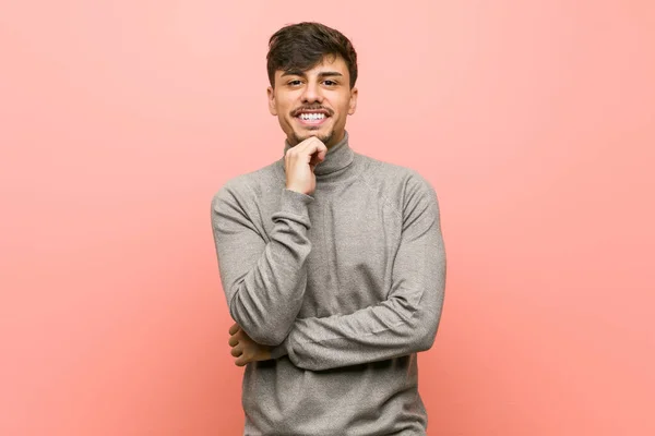 Jovem Estudante Inteligente Sorrindo Feliz Confiante Tocando Queixo Com Mão — Fotografia de Stock