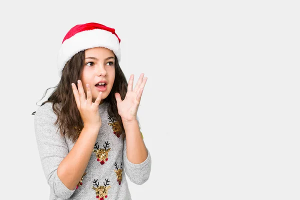 Κοριτσάκι Γιορτάζει Χριστούγεννα Φωνάζει Δυνατά Κρατά Μάτια Ανοιχτά Και Χέρια — Φωτογραφία Αρχείου