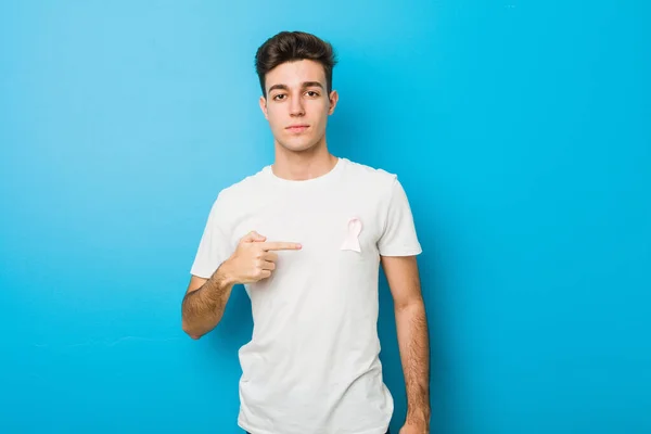 Tiener Blanke Man Met Een Roze Strik Het Concept Van — Stockfoto