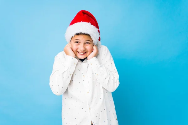 Criança elegante usando um chapéu de Papai Noel em um dia de Natal — Fotografia de Stock