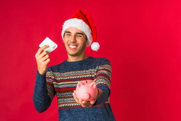 Jeune homme tenant un cadeau le jour de Noël — Photo