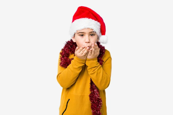 Маленький Хлопчик Святкує Різдвяний День Капелюсі Санти Ізольовані Складні Губи — стокове фото