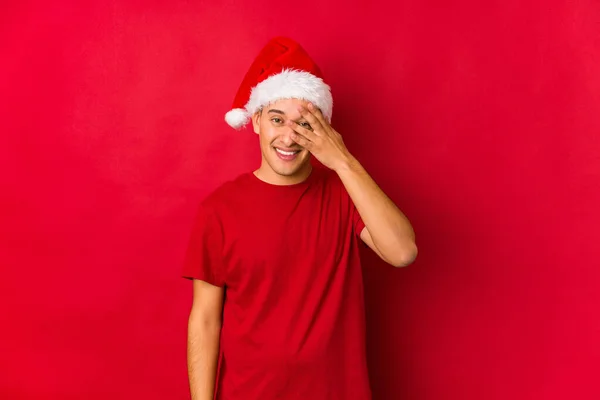 Junger Mann Blinzelt Heiligabend Durch Finger Die Kamera Verlegenes Gesicht — Stockfoto