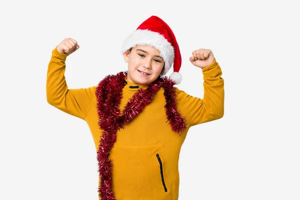 Niño Celebrando Día Navidad Con Sombrero Santa Aislado Mostrando Gesto —  Fotos de Stock