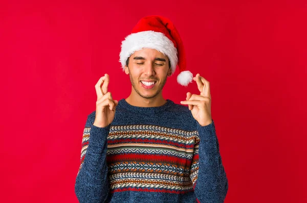 Ung Man Juldagen Står Med Utsträckt Hand Visar Stoppskylt Hindrar — Stockfoto