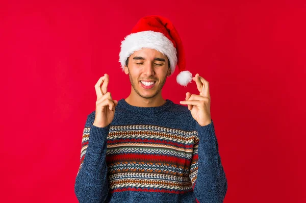 Jovem Dia Natal Com Mão Estendida Mostrando Sinal Parada Impedindo — Fotografia de Stock