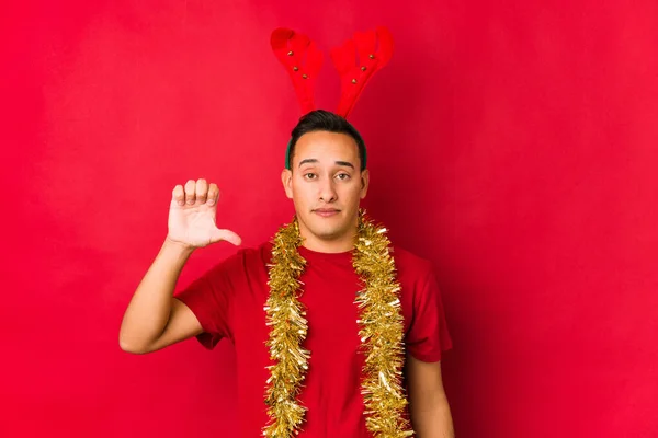 Unge Man Juldagen Visar Motbjudande Gest Tummen Ner Begreppet Oenighet — Stockfoto