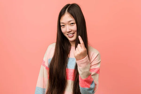 Νέοι Δροσερό Κινεζική Γυναίκα Δείχνοντας Δάχτυλο Σας Σαν Προσκαλώντας Έρθει — Φωτογραφία Αρχείου