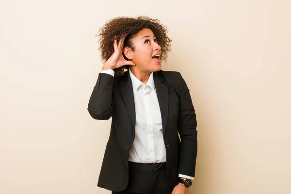 Unga Företag Afrikansk Amerikansk Kvinna Försöker Lyssna Ett Skvaller — Stockfoto