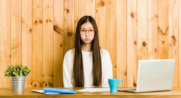 책상에서 공부하고 표정을 있습니다 — 스톡 사진