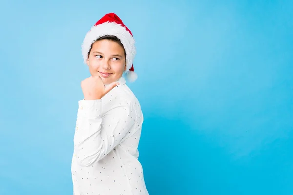 Criança elegante usando um chapéu de Papai Noel em um dia de Natal — Fotografia de Stock
