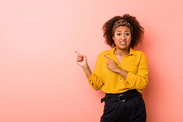 Joven Mujer Afroamericana Sobre Fondo Rosa Impactada Señalando Con Los — Foto de Stock