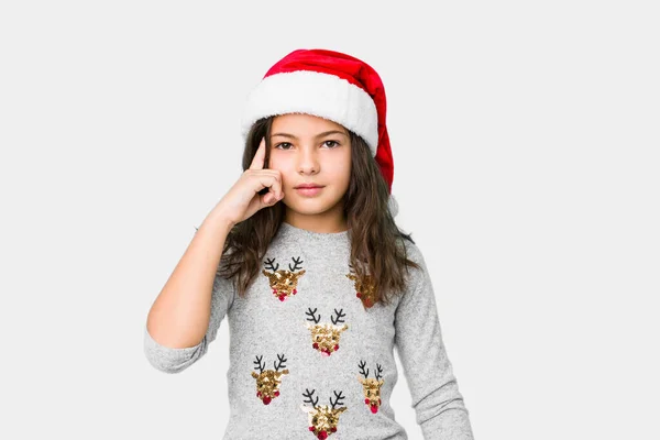 Menina Celebrando Dia Natal Apontando Templo Com Dedo Pensando Focado — Fotografia de Stock