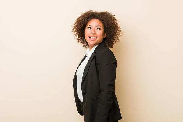 Joven Mujer Afroamericana Negocios Mira Lado Sonriente Alegre Agradable — Foto de Stock